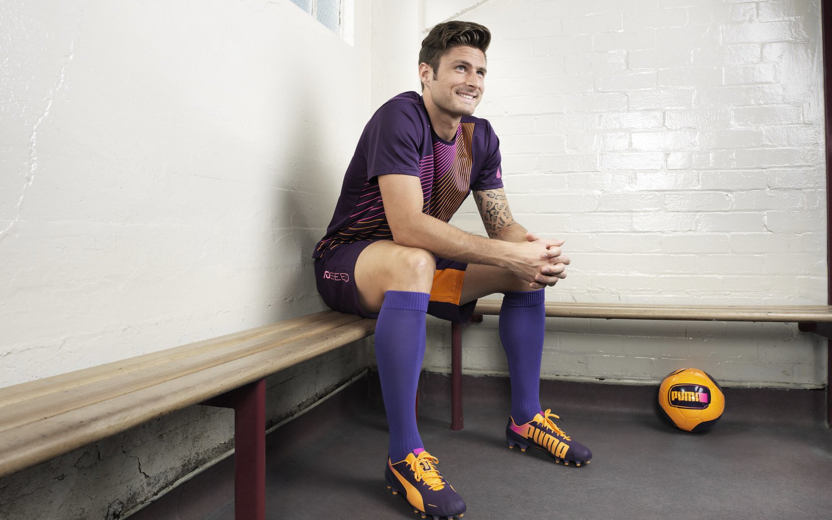 “足球+科技+文化”行业融合成果不断丰富,行业空间不断扩大,足球行业的商业模式